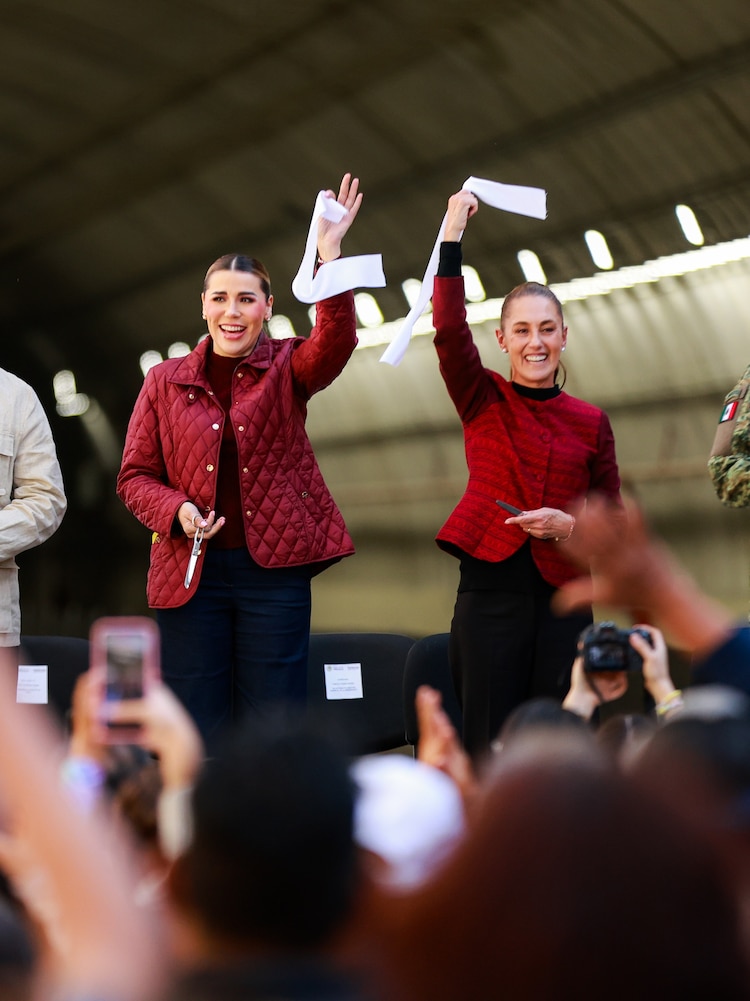 La gobernadora Marina del Pilar y la Presidenta Claudia Sheinbaum, durante la inauguración del Viaducto Elevado de Tijuana.
