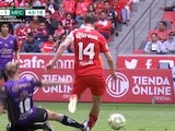 Nicolás Benedetti se barrió muy fuerte sobre Marcel Ruiz a mitad de campo durante el cotejo entre Toluca y Mazatlán.