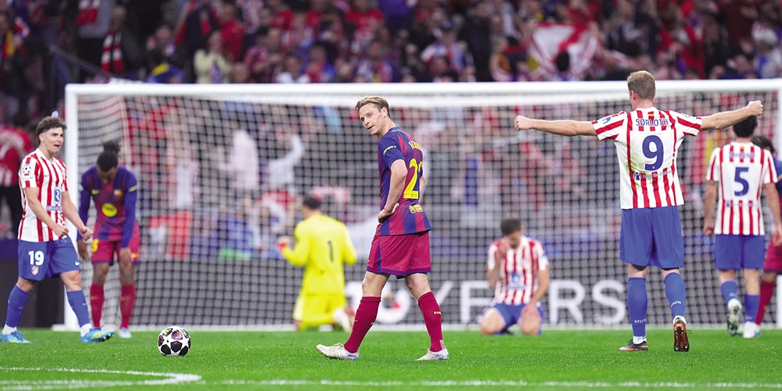 Futbolistas colchoneros celebran el triunfo de ayer en su casa ante el cuadro blaugrana en la UCL.