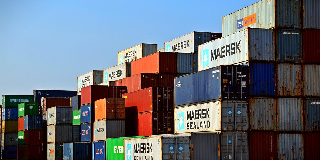 Lote de contenedores de carga