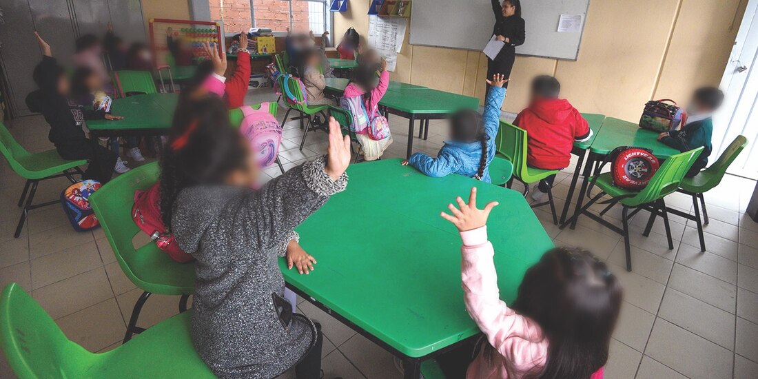 Alumnos en su primer día de escuela, ayer, en una primaria de Toluca, Edomex.