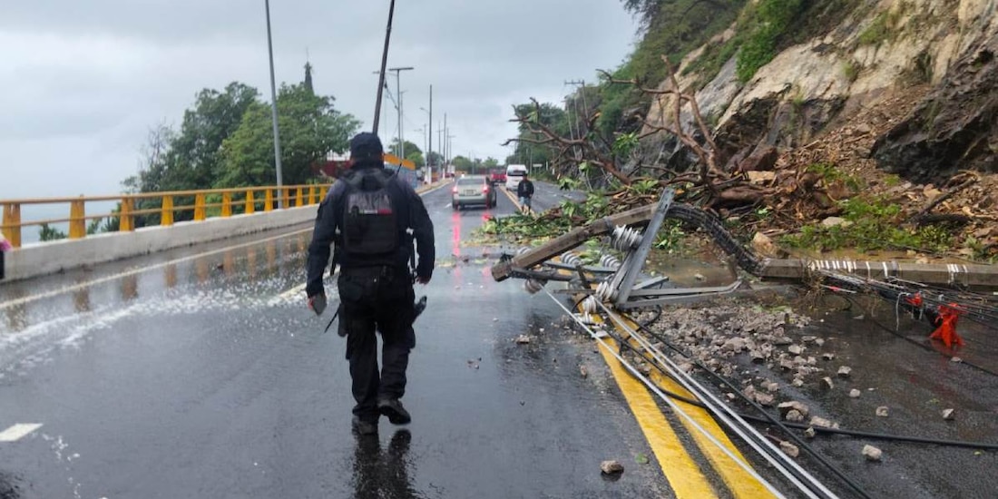 La tormenta Simón provoca severas inundaciones en Acapulco, deslaves carreteros y la suspensión de clases en dos regiones de Guerrero.