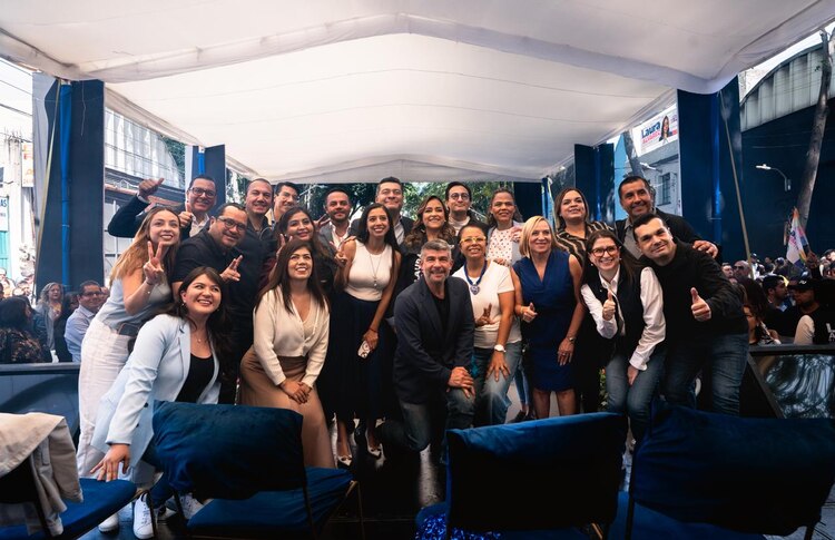 Asisten diputados y disputadas del PAN a informe de Laura Álvarez.