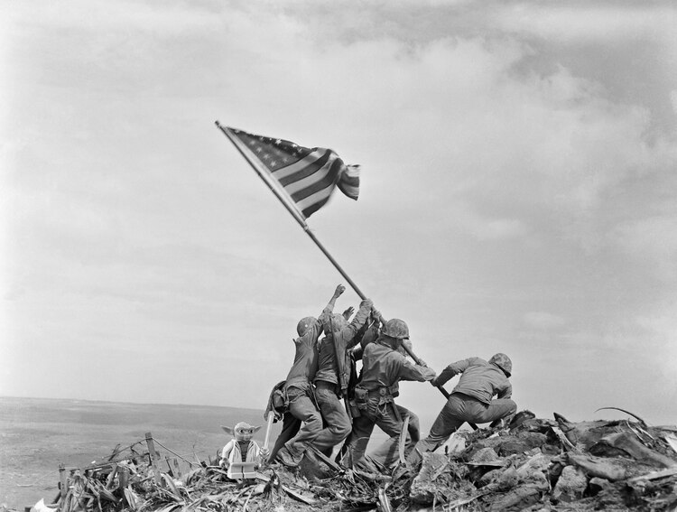 Joe Rosenthal, Izamiento de bandera en Suribachi, Iwo Jima,1945.