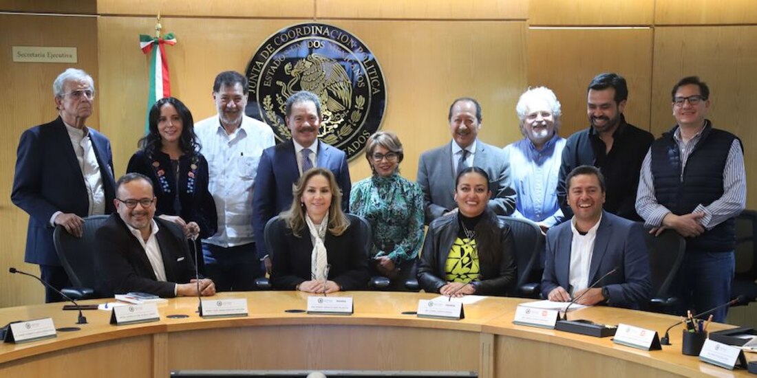 Integrantes del comité, con miembros de la Jucopo de San Lázaro, ayer.