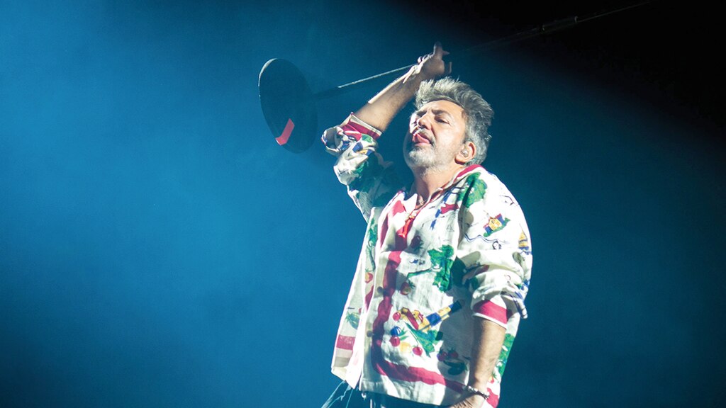Adrián Dárgelos, vocalista de Babasónicos durante su presentación en el Vive Latino 2024
