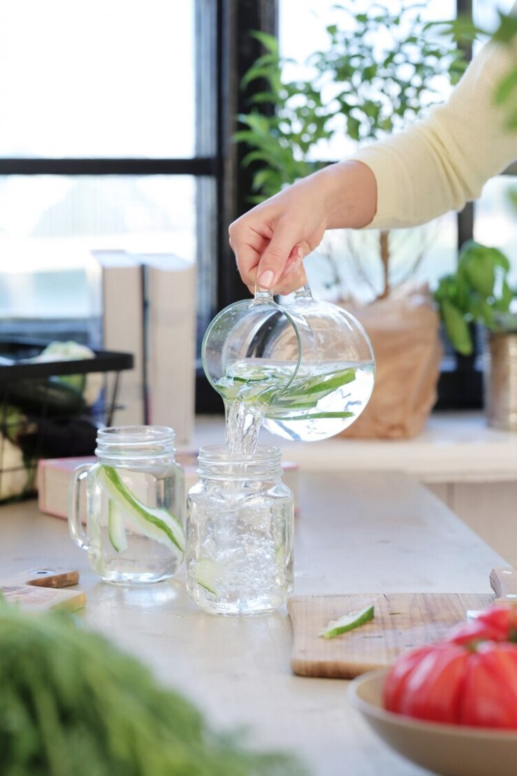 Especialistas recomiendan consumir de 2 a 2.5 litros de agua diariamente.