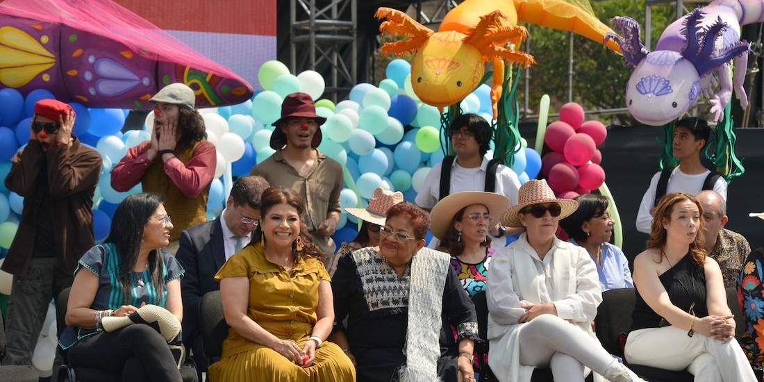 La Jefa de Gobierno Clara Brugada (centro, izq.) inauguró el festival 'Zocalito de las Infancias'.