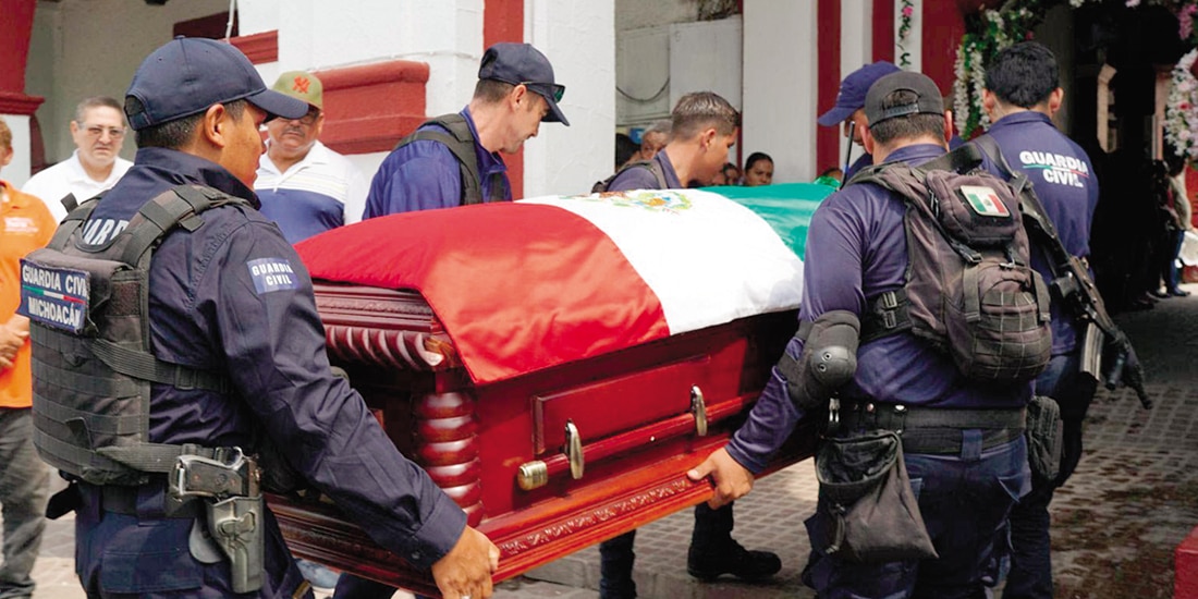 Ceremonia fúnebre de la alcaldesa de Tepalcatepec, Martha Laura Mendoza y de su esposo, asesinados el 19 de junio en el centro de la localidad.