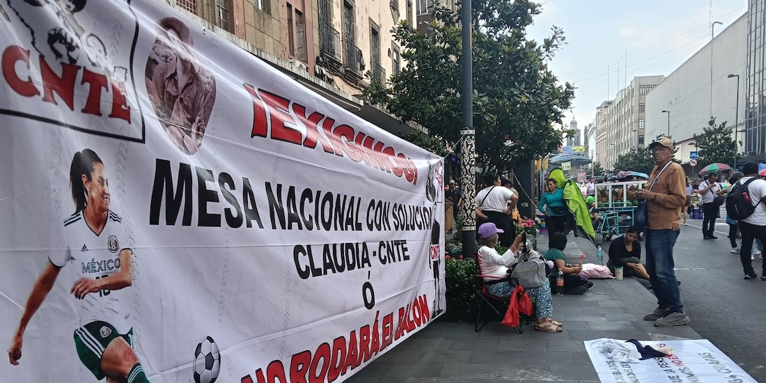 Aspecto de una lona en el plantón de la CNTE en el Centro Histórico de la CNTE, en donde amagan con boicotear el Mundial si no hay resolución.