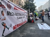 Aspecto de una lona en el plantón de la CNTE en el Centro Histórico de la CNTE, en donde amagan con boicotear el Mundial si no hay resolución.