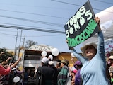 Una mujer celebra afuera de las instalaciones del Refugio Franciscano.