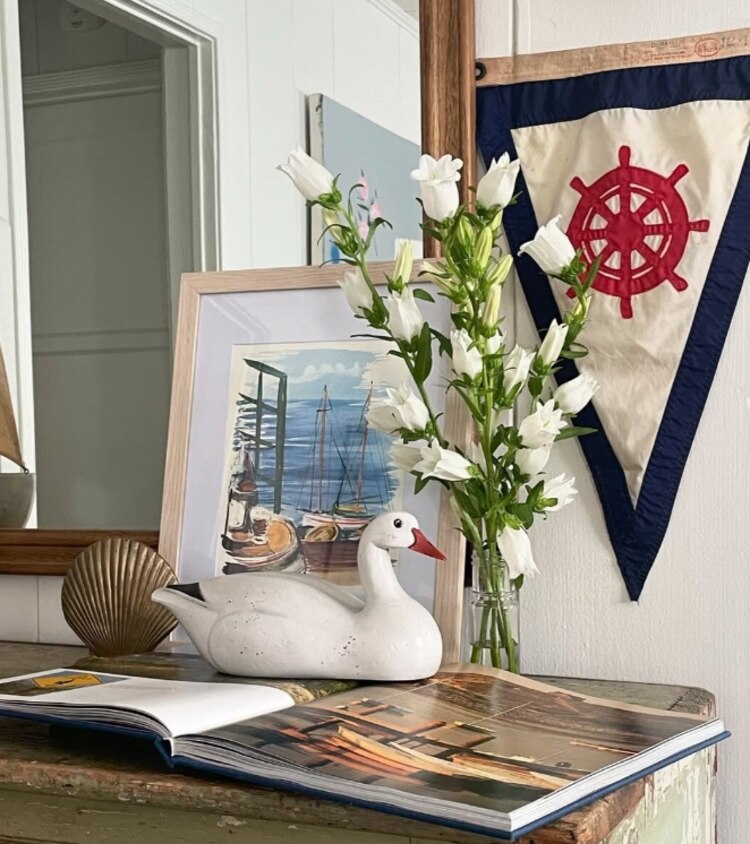 La decoración con conchas o paisajes de mar es crucial.