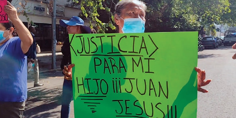 LUCIANA, abuela del acusado, ayer, en las inmediaciones del juzgado.