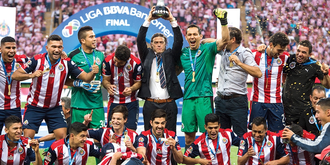 El pelado levanta el trofeo cuando salió campeón con el Rebaño en 2017