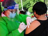Un se vacuna contra la influenza en la Ciudad de México.