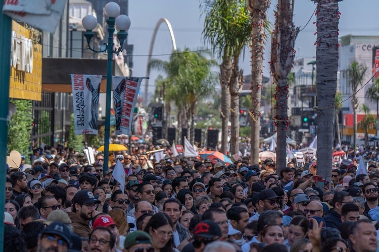 Más de 27 mil personas se congregaron en la Avenida Revolución para el encuentro ciudadano.