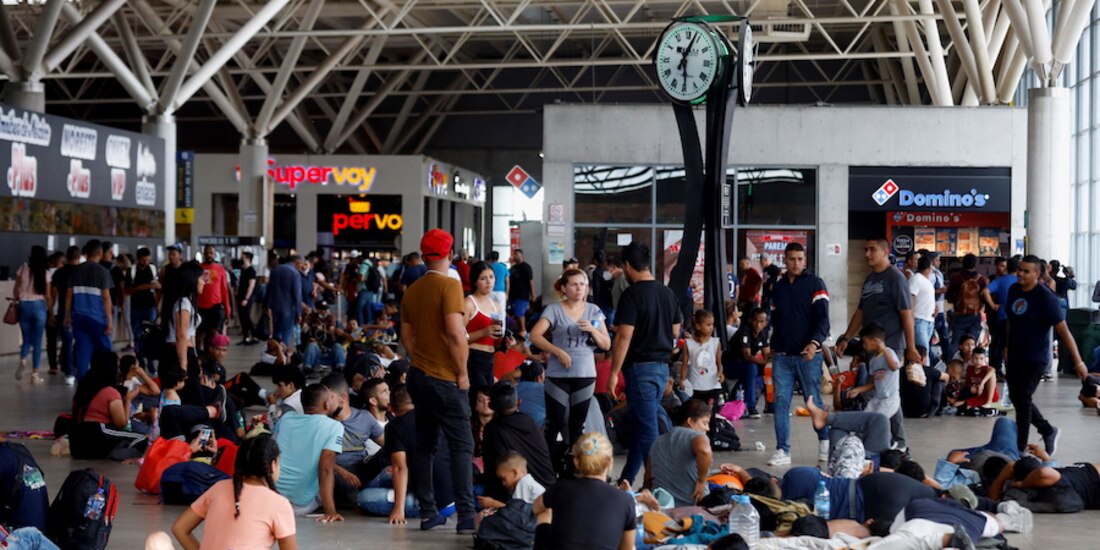 Decenas de migrantes venezolanos varados en una estación de autobuses en Monterrey, Nuevo León, esperan llegar a Ciudad Acuña, Coahuila, el pasado lunes.