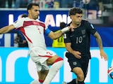 Christian Pulisic y Zeki Celik peleando un balón en el partido.