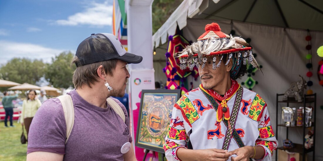 Turistas y expositores, ayer, antes de la inauguración.