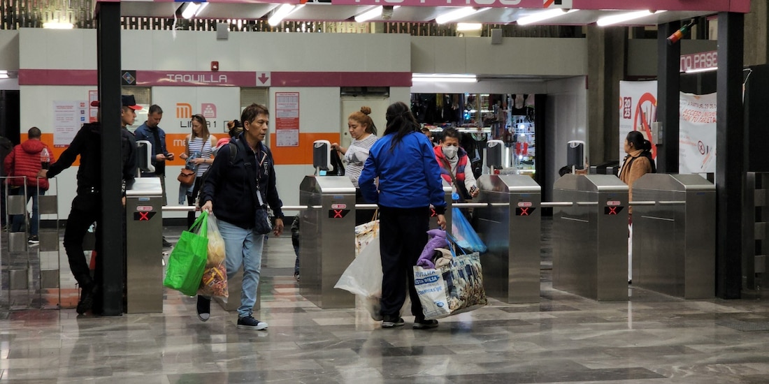 Melchor, Gaspar y Baltazar utilizan el Metro para la entrega de regalos en la Ciudad de México.