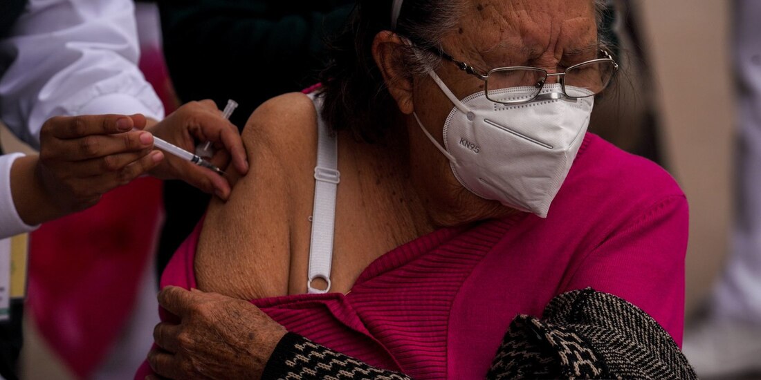 Una habitante de Mexicali recibe la vacuna contra COVID-19.