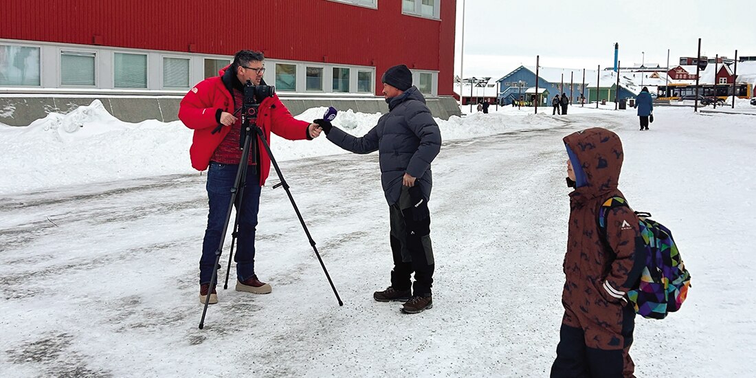Un periodista realiza una entrevista en Nuuk, Groenlandia, ayer.