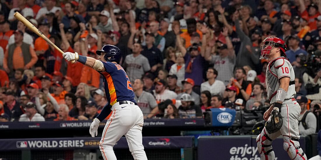 Alex Bregman después de lograr su homerun productor de dos carreras en el Juego 2 de la Serie Mundial entre Astros y Phillies.