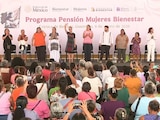 Presidenta Claudia Sheinbaum Pardo durante la entrega de Pensión Mujeres Bienestar