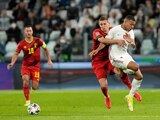 Timothy Castagne trata de impedir que Kylian Mbappé alcance el balón en el cotejo entre Bélgica y Francia.