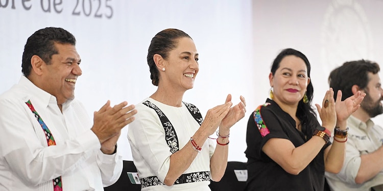 La Presidenta Claudia Sheinbaum (c.), flanqueada por Javier May, gobernador de Tabasco, y María Luisa Albores González, directora general de Alimentación para el Bienestar, ayer.