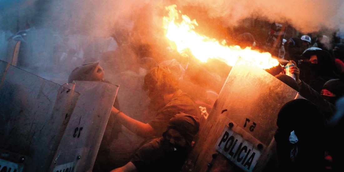 2 de octubre.
Integrantes del bloque negro se enfrentan con policías capitalinos y algunos les lanzan fuego con utilización de un spray y un encendedor. También lanzaron bombas molotov.