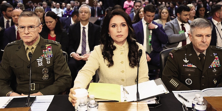 La directora de Inteligencia Nacional, Tulsi Gabbard, (derecha), ayer.
