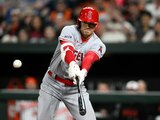 Shohei Ohtani de los Angelinos de Los Ángeles batea un sencillo en la novena entrada del juego ante los Orioles de Baltimore el lunes 15 de mayo del 2023.