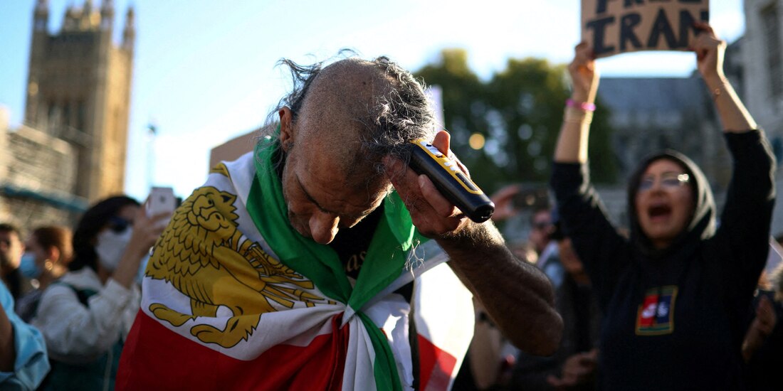 Hombres se suman al reclamo al régimen al raparse emulando a las mujeres.