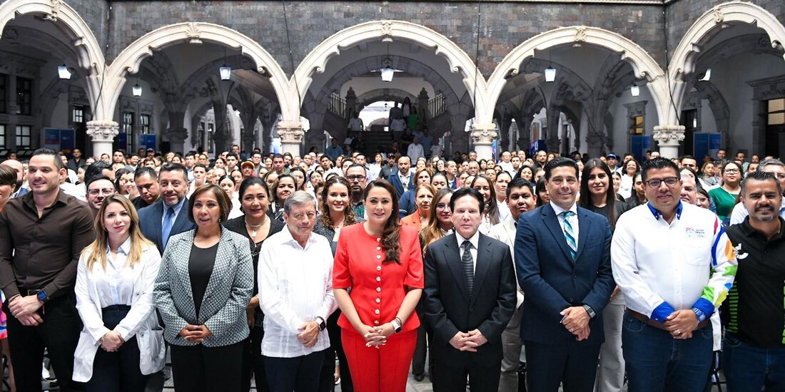 Al centro de la imagen la Gobernadora constitucional de Aguascalientes.