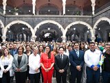 Al centro de la imagen la Gobernadora constitucional de Aguascalientes.