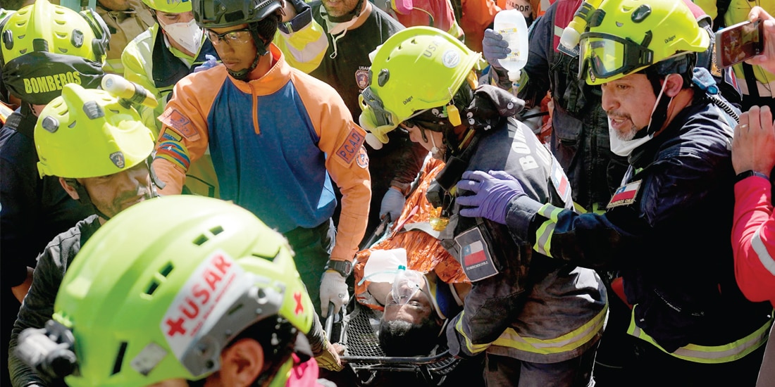 LOS RESCATISTAS transportan a Hernán Alberto Gil Flores tras ser rescatado ocho días después de los dos terremotos en Venezuela, ayer