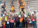 Migrantes que acampan en Huixtla, Chiapas quemaron tres piñatas: una del INM, otra de su titular, Francisco Garduño y una más de los grupos del crimen organizado, ayer.