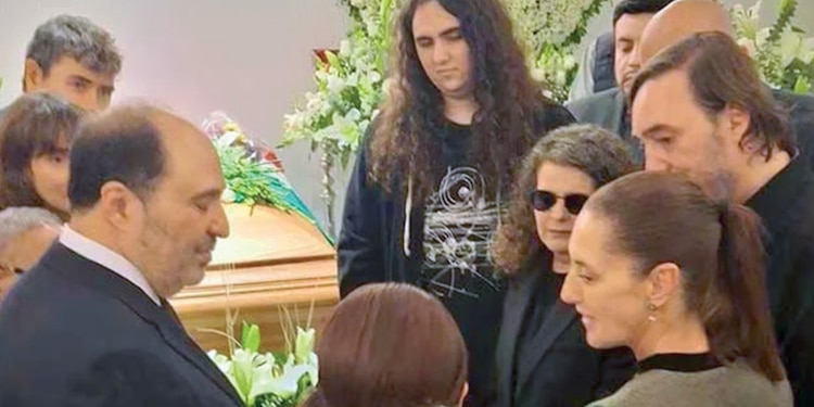 La mandataria conversa con los hijos del dirigente de la izquierda, ayer.