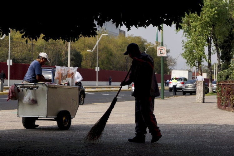 Barrenderos y trabajadores de la limpieza se encuentran expuestos a enfermedades.