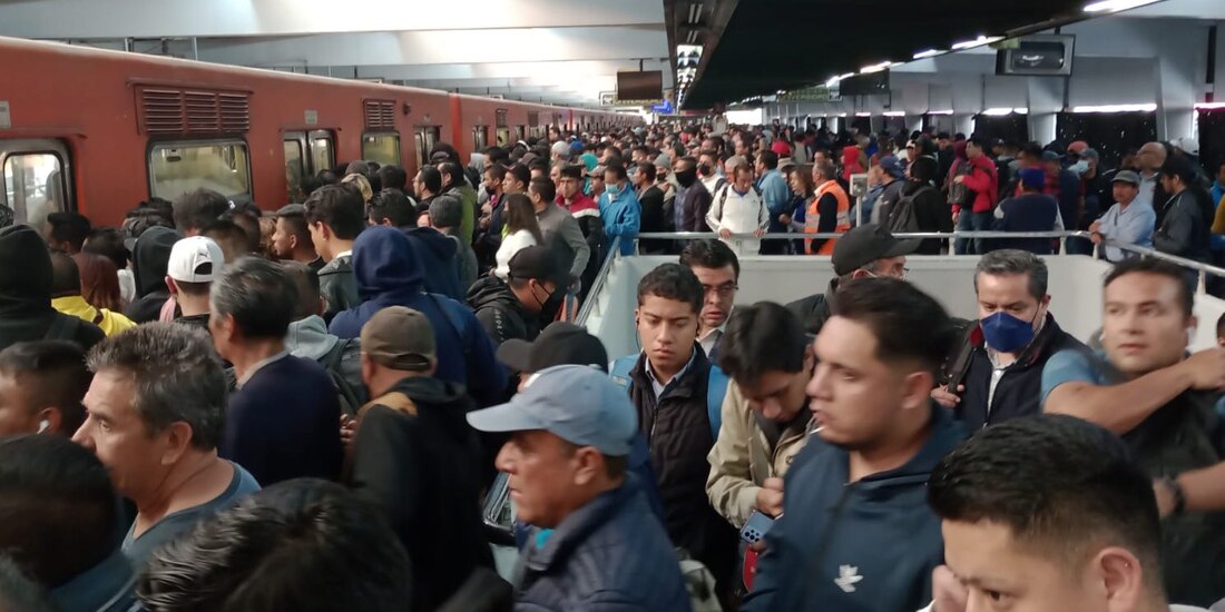 Metro CDMX inició la jornada este viernes con retrasos en rutas como la Línea 3, en foto.