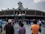 CIUDAD DE MÉXICO, 11ABRIL2021.- Decenas de creyentes asistieron a misa en la Basílica de Guadalupe que aunque es presencial se lleva a cabo fuera del recinto para asegurar la sana distancia y espacio ventilado. Durante el domingo se llevan a cabo cada hora las misas, así como las bendiciones figurillas de santos.
FOTO: ANDREA MURCIA /CUARTOSCURO.COM
