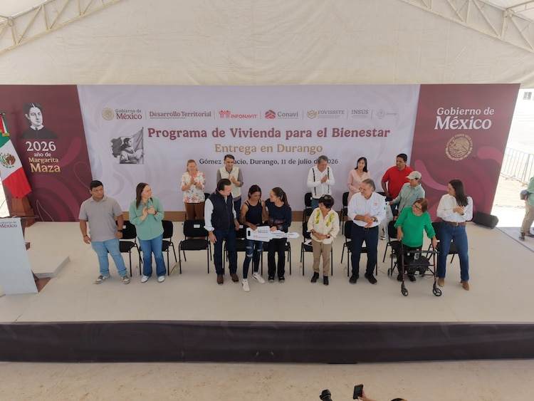 Presidenta junto a una beneficiaria del Programa de Vivienda para el Bienestar en Gómez Palacio.