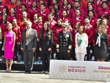 López Obrador, junto a los deportistas, ayer, en el evento.