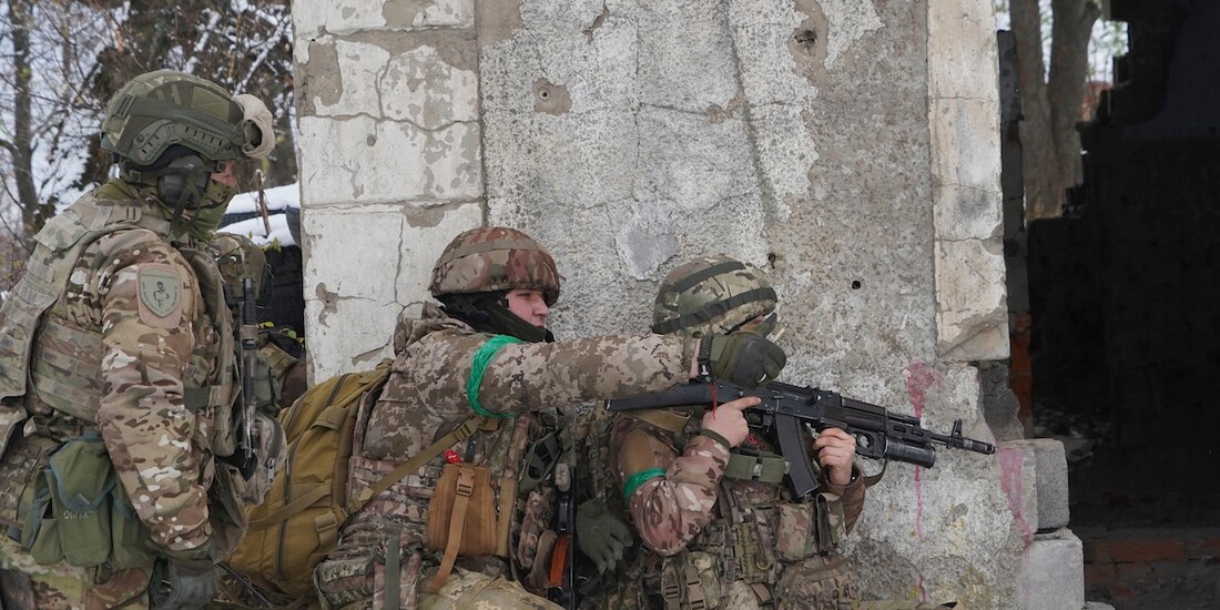 Fuerzas ucranianas se preparan para responder a ataques enemigos, ayer, cerca de la frontera.