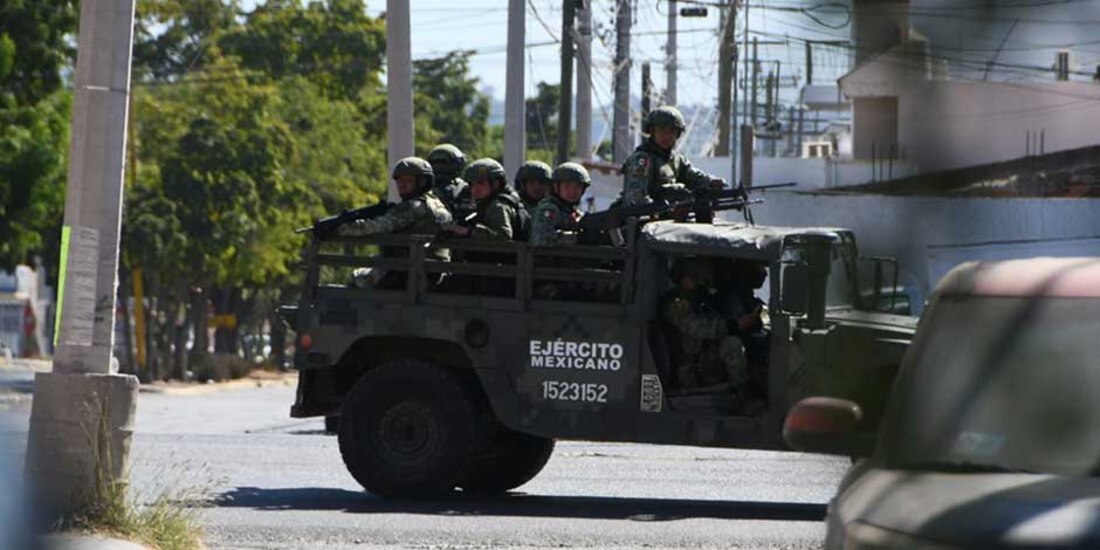 Ovidio "N", hijo del narcotraficante Joaquín “El Chapo” Guzmán, fue recapturado la madrugada de este jueves. La detención de "El Ratón” ocasionó enfrentamientos armados en los que se reportaron vehículos incendiados, narcobloqueos, balaceras y despojo de automóviles.