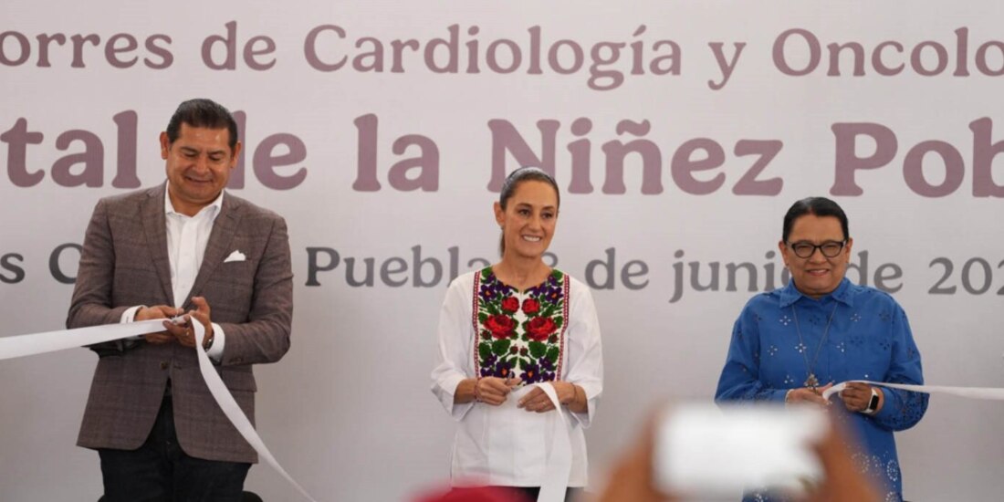 Alejandro Armenta, gobernador de Puebla; la Presidenta Claudia Sheinbaum, y Rosa Icela Rodríguez, titular de la Secretaría de Gobernación, ayer, en Puebla.