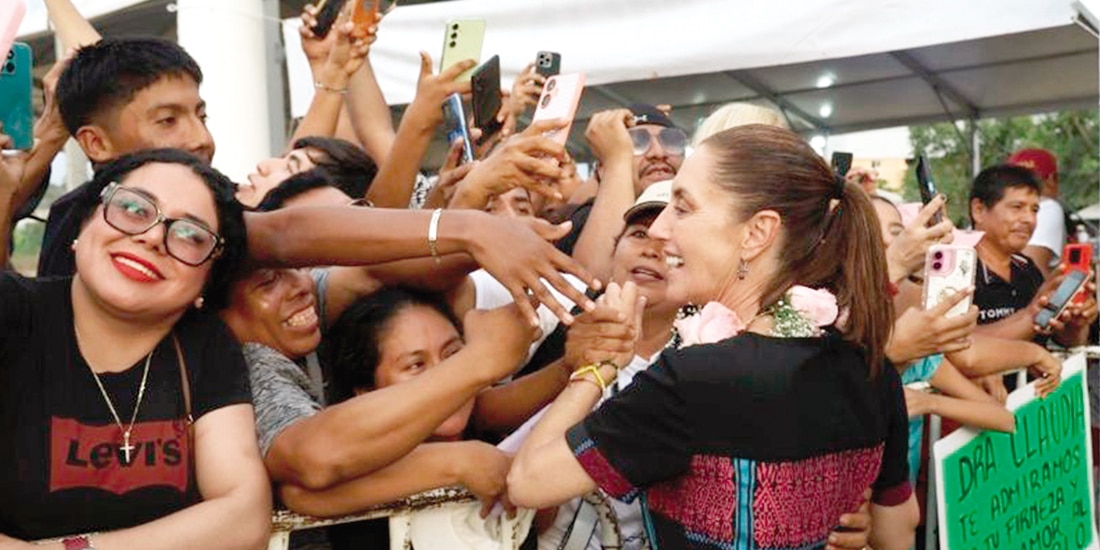 La Presidenta Claudia Sheinbaum, en entrega de tarjetas en Coyuca de Benítez, ayer.