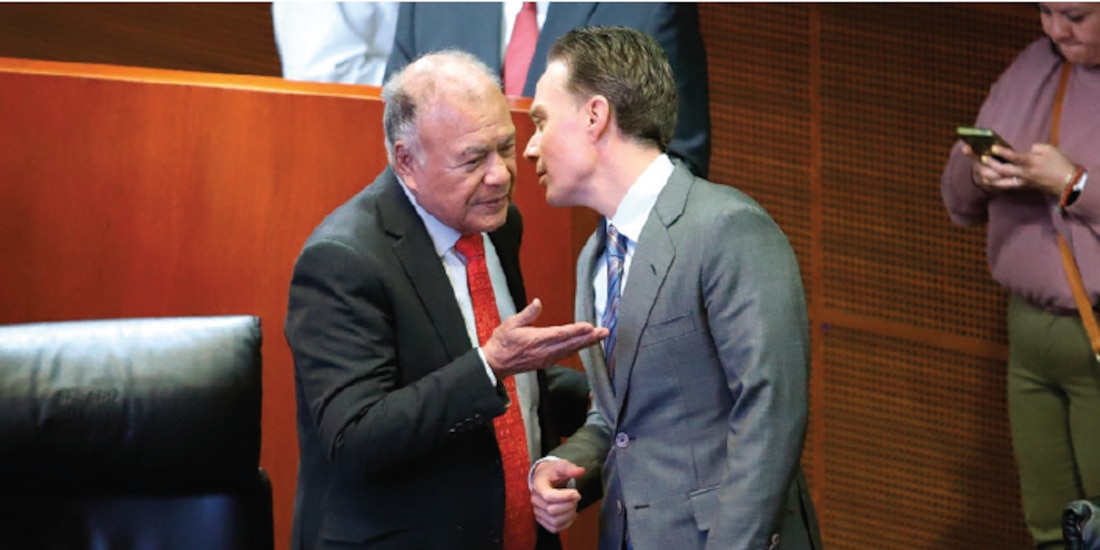 Los senadores Alberto Anaya, del PT, y Manuel Velasco, del PVEM, conversan ayer.